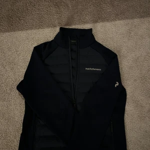 Peak Cardigan - Säljer denna fräscha peak performance cardigan, perfekt för våren. Skick 10/10 och storlek M. Bara höra av er vid funeringar!!😄