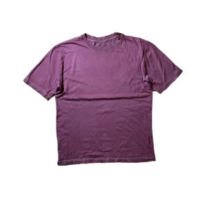 Vinröd Palace T shirt  - Jag säljer denna Palace Skate T shirt i storlek M ett jätte litet hål och en mindre fläck finns det men inga andra defekter Skriv gärna om ni har några ytterligare frågor🧞🧞‍♀️🧞‍♂️