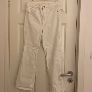 Vita jeans - Skulle rekommendera till nån under 150, skriv till mig privat om ni vill se hur dom sitter på