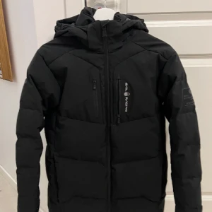 Sail racing vinterjacka - För tva ar sedan, när jag först hade den här sail racingjackan, passade den bara sadär. Nu är den helt ur form för mig. Det är därför jag väljer att salja den.