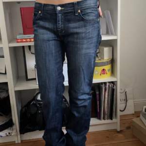 Jättefina lågmidjade jeans som säljer då de är lite stora för mig. Jag är 170 och de är lite långa i längden. Jag brukar även ha xs/s i jeans men dessa är M. Skriv för fler bilder!!❤️‍🔥