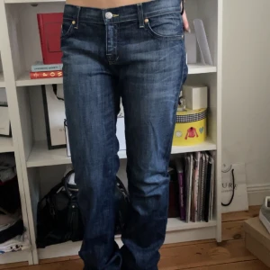 Lågmidjade jeans  - Jättefina lågmidjade jeans som säljer då de är lite stora för mig. Jag är 170 och de är lite långa i längden. Jag brukar även ha xs/s i jeans men dessa är M. Skriv för fler bilder!!❤️‍🔥