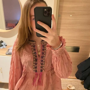 Blus - Jätte fin oddmolly blus. Jätte fin på sommaren!! Använt en gång. Kommer tyvärr inte till användning 