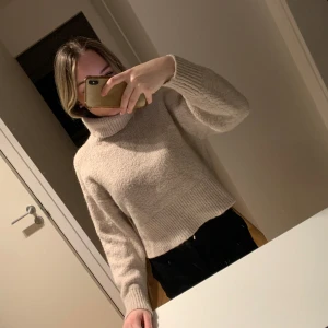 Stickad tröja - Jätte fin beige stickad tröja som jag tyvärr aldrig använder därför säljer jag den 
