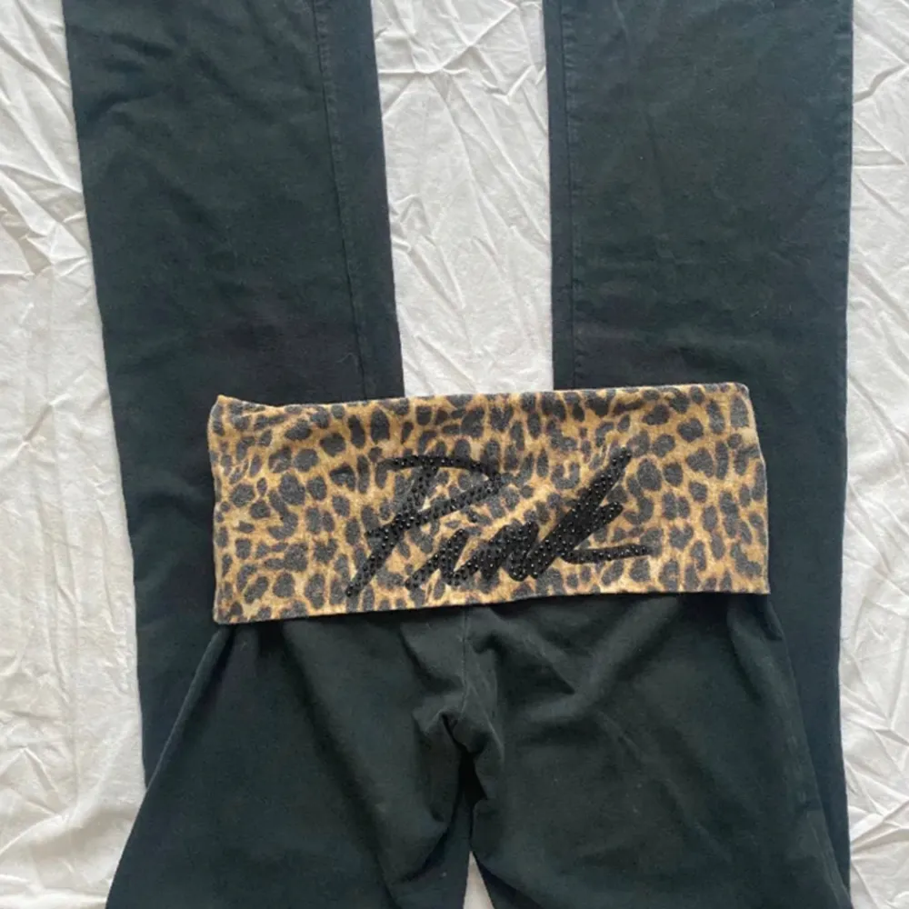 Snygga eftertraktade flared victoria secret fold over yoga pants med leopard fold😽 midjemått: 33cm.  innerbenslängd:82cm. Ytterbenslängd: 99cm. Jeans & Byxor.