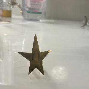 Ring  - Fin ring i guld säljer för att de inte kommer till användning länge den är i rostfritt stål och den går att justera så att den passar på alla priset kan diskuteras 