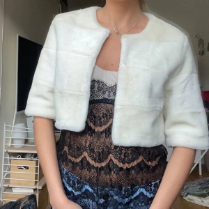 Fuskpäls bolero  - Så sjukt fin bolero i fuskpäls, så fin att ha t tex finare tillfällen🫶