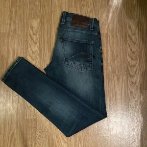G-star raw - Säljer ett par tvär feta G-star jeans, helt nya, storlek w31 L32 Modellen på bilden är 182cm och väger 70kg