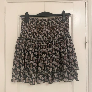 fin kjol för sommaren 💕 - så fin mörkgrön och rosablommig kjol från NA-KD! tjockt tyg och jättebra kvalitet ✨