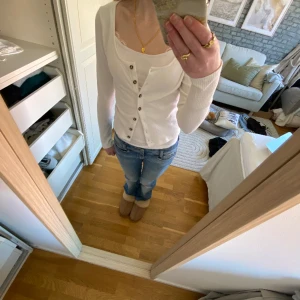 Vit kofta - En vit kofta från monki med knappar. Koftan är använd ett fåtal gånger och är i bra skick. Tyget är ribbat och storleken är xs.