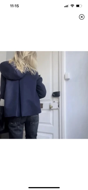 Cos kappa - Superfin och trendig kappa från cos. Välanvänd men i bra skick! Storlek M men sitter bra på mig som brukar ha S!