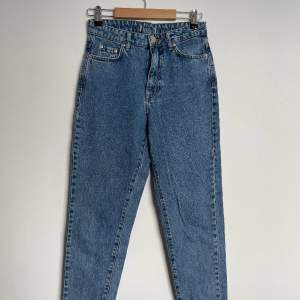 Mörkblå jeans i stilen och modellen ”mom jeans”, alltså inte gravidjeans. Använda men ändå i bra skick. Storlek S. DM för fler bilder.