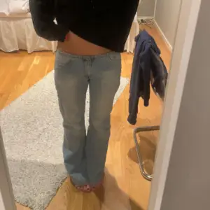 Snygga och coola jeans!! Midjemått- 37 cm rakt över Innerbenslängd- 75 cm