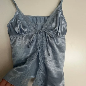 Söt topp  - Fin topp från Urban outfitters, knappt använd. Nypris cirka 400kr