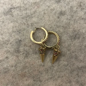 Örhängen - Guldiga örhängen med färgade stenar, snygga till somaren. Nyskick. Kommer ej ihåg märke