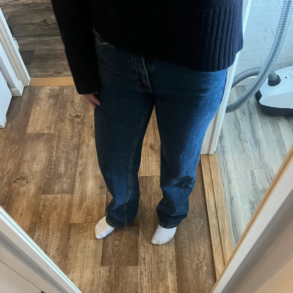 Mörkblåa jeans från Gina Tricot, knappt använda då det var fel storlek! (Ordinarie pris 499)💙. Jeans & Byxor.