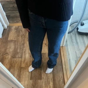 Jeans - Mörkblåa jeans från Gina Tricot, knappt använda då det var fel storlek! (Ordinarie pris 499)💙