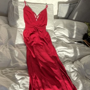 Röd balklänning - Aldrig använt❤️ Långklänning med slits längs sidorna, öppen rygg där axelbanden korsar❣️