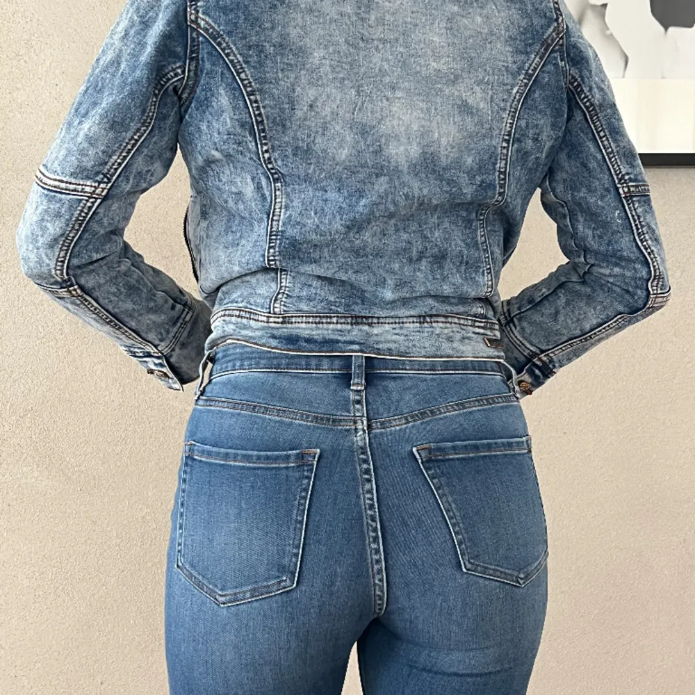 Blå jeans jacka  Stolek S  Passar längden 155cm - 160cm . Jackor.