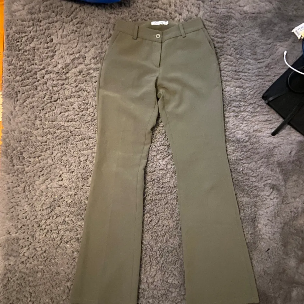 Gröna utsvängda kostymbyxor från Design by Si. Jag har aldrig använt dem, men de är köpta på sellpy (nyskick)!!💘💘. Jeans & Byxor.