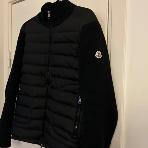 Moncler cardigan  - En moncler cardigan som är köpt 2022 hos careofcarl men dock inte använd förens nu på senaste. Den är i storlek L men på mig som använder m så passar den perfekt då moncler är små i storlekarna. Pris kan diskuteras vid snabb affär. 