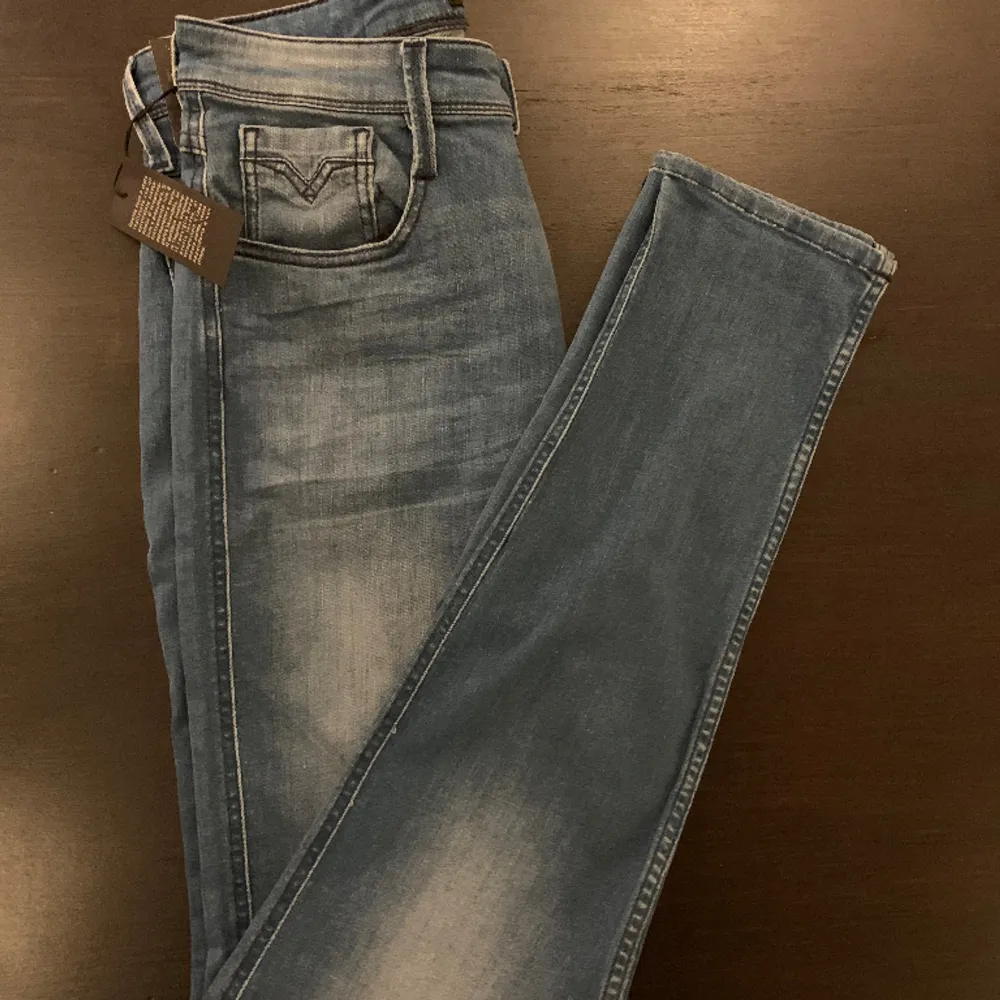 Helt nya jeans från replay! De är aldrig använda och är i storlek 29/34 med alla tags kvar. Nypris ligger runt 1700 och de sitter slim fit. Jeans & Byxor.