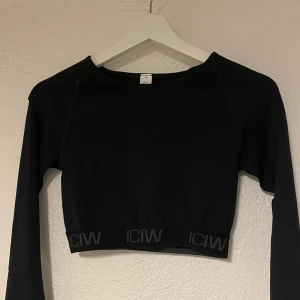 Helt ny träningströja!!  - Säljer denna helt nya långärmade träningströja från ICIW, croppad i modellen💞 Lappen sitter kvar!! Nypris 449kr 