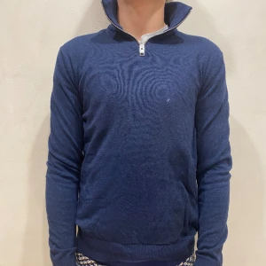 Half Zip Jack & Jones  - Tröja Jack & Jones  Modell: 184cm & väger 73kg Storlek: S Skick: 8/10 Allmänt Använd liten fläck på framsidan  Material: Bomull, Nylon, Viskos  Skriv om ni har frågor! 