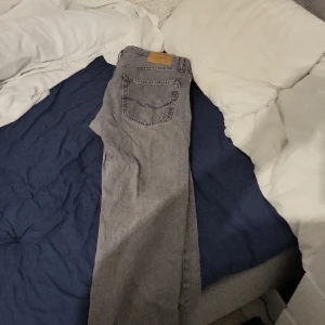 Säljer ett par jack and jones byxor  - Dom är 36 i midjan 32 i längd. Kan skicka mera bilder skriv bara. Är använda typ 2 gånger bara 