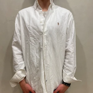 Polo Ralph Lauren skjorta  - Skjorta Polo Ralph Lauren  Modell: 184cm & väger 73kg Storlek: EU 34 Motsvarar storlek M Skick: 7.5/10 En knapp trasig, Smutsig i Kragen. Material: Bomull  Skriv om ni har frågor! 