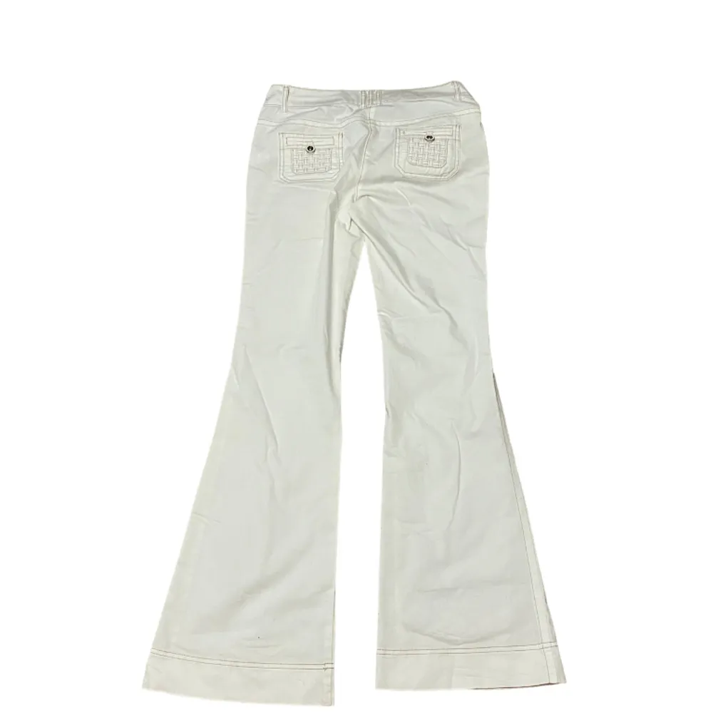 Aldrig använt! Snygga bottcut jeans från märket ”Next”. De säljs pga av de inte passar. Midjan rakt över är 41cm och inneboende 86cm🤍Materialet är inte strechig. Jätte snygga för sommaren! Skriv vid funderingar❕. Jeans & Byxor.