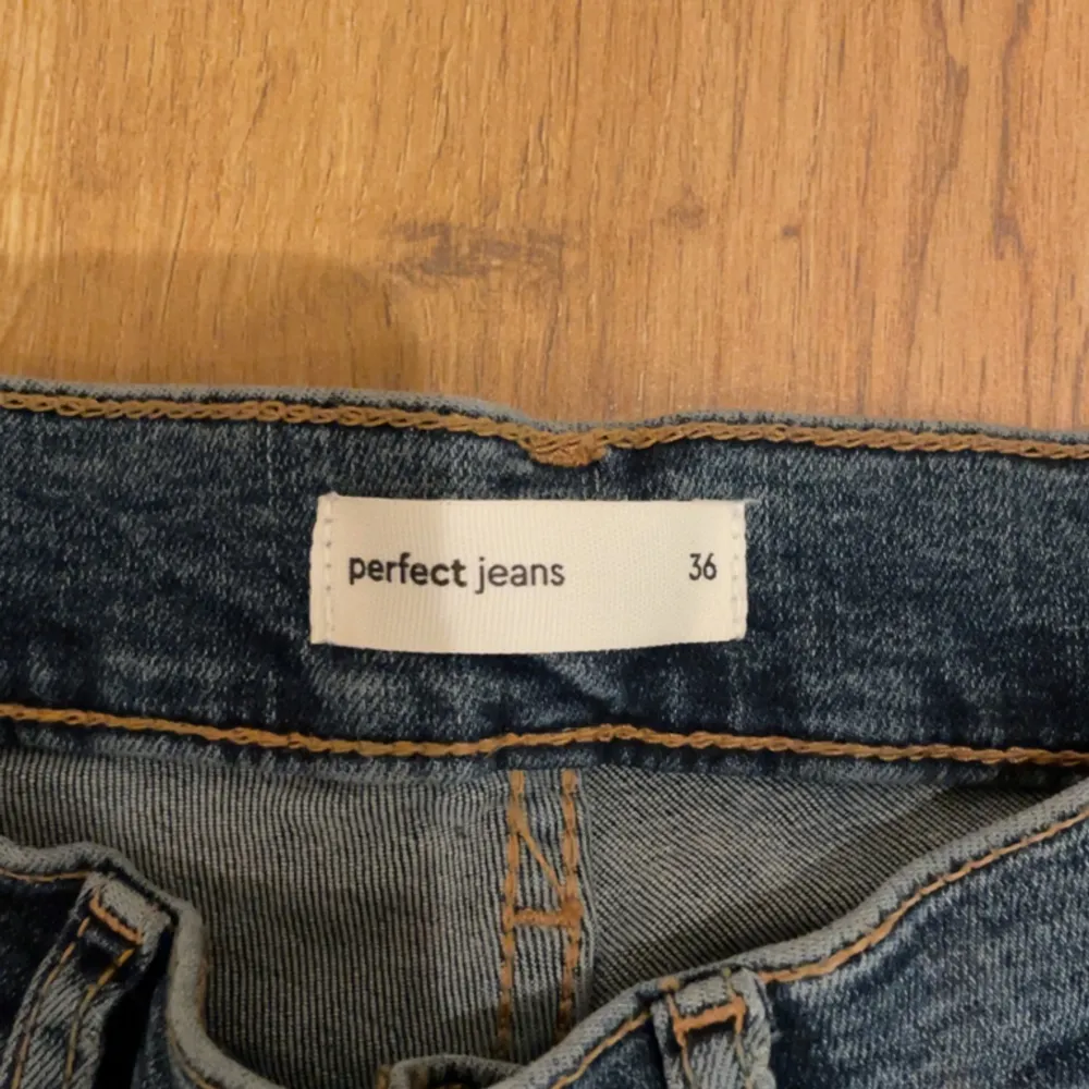 Säljer dessa jeans från Gina tricot pga av att jag köpte dom men jag chansade på storleken så dom vart för korta så dom är aldrig använda💗. Jeans & Byxor.