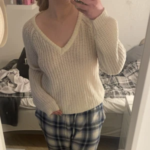 Stickad tröja - En stickad tröja i tjockt matrial💖 Väldigt fint skick då den är oanvänd💕 Jag säljer den för den bara har legat i min garderob sen jag köpte den och kommer ej till användning💕