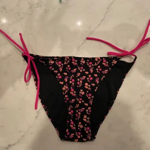 Bikini strl 38 - 80% Polyamid  20% Elastan  Mycket fint skick  Strl 38