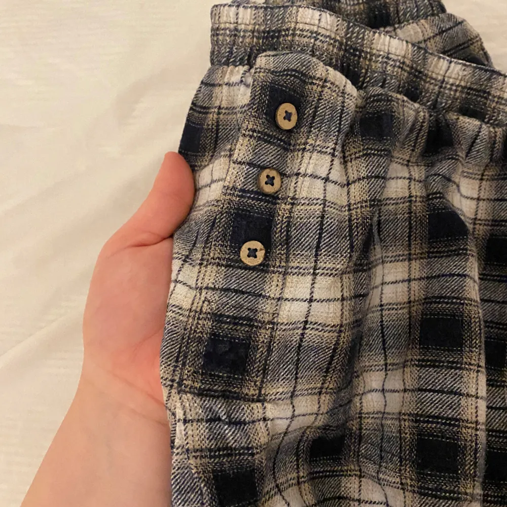 Såå fina pyjamasbyxor som tyvärr inte passar mig. Har en så fin detalj med fejkknappar. tyvärr utan snören i midjan vilket jag gillar men dem är verkligen så sköna, skulle säga att dem passar S-M❤️❤️. Jeans & Byxor.