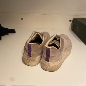 Eytys  - Säljer mina gråa eytys. Använda men fortfarande i bra och fint skick om man putsar upp de lite. Inköpta för 2000. Stl 40.