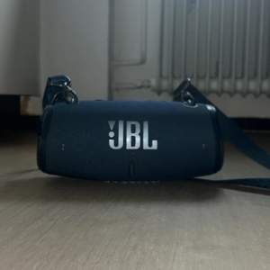Jbl högtalare xtreme 3 har använde den i ca 4månader men funkar som ny men har lite repor (erbjuder leverans men högst inom Helsingborg eller Lund) 