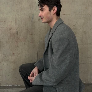 Grå rock ”GUSTAV” - Grå rock i storlek L. Köp via Instagram @avint.uf 💕