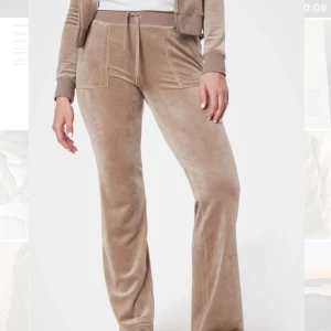 ✨Juicy byxor beige✨ - Säljer nu mina fina beiga juicy byxor 📦. Dem är använda men fortfarande i bra skick ✨. Byxorna salar dock snören vid midjan, men är ej något man lägger märke till 🌸. För fler frågor och bilder skriv privat till mig. 💬