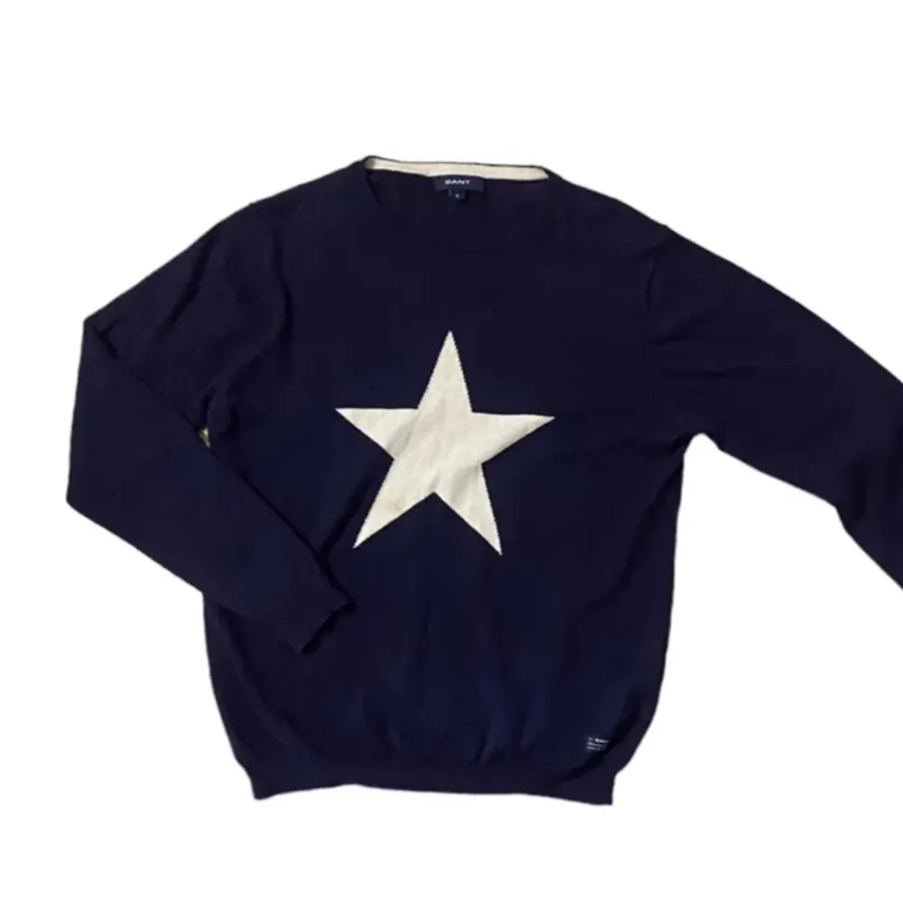 Jätte fin marin blå tröja med en stjärna på🩷 kom privat för fler bilder😊 Nypris 699kr. Tröjor & Koftor.