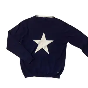 Jätte fin marin blå tröja med en stjärna på🩷 kom privat för fler bilder😊 Nypris 699kr