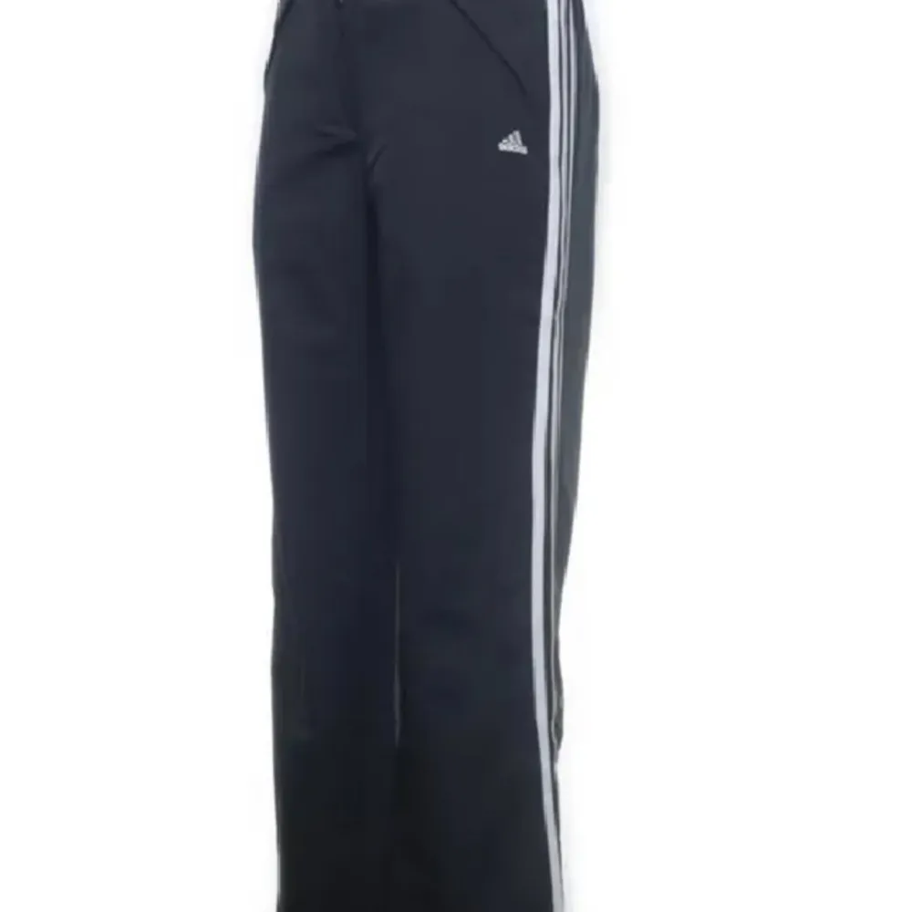 Snygga track pants från adidas som är baggy på nån 167 och kortare . Jeans & Byxor.