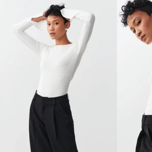 Superfin tröja! - Säljer denna populära tröjan med slits vid ärmarna ifrån gina, den är HELT oanvänd och säljer då den inte passar mig!❤️