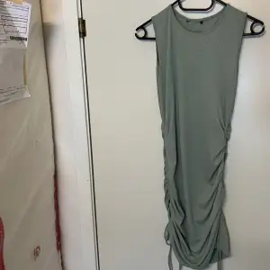 Ljus grön klänning perfekt till sommaren  går att justera längden på sidan med hjälp av snören  fint skick  Storlek 38/m