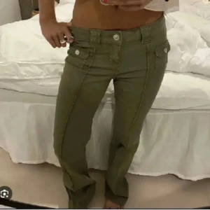 Gröna H&M jeans - Första bilden är lånad och dom andra mina egna. Strl 42 men sitter som storlek 40/m