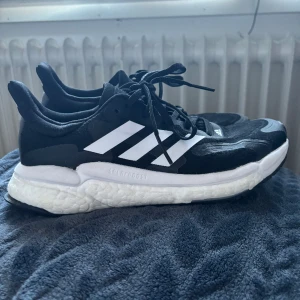 Adidas skor - Snygga träningsskor från adidas i storlek 37,1/3. Säljs då dom inte kommer till användning, enbart använda 1 gång därav som nya i skick!!🥰