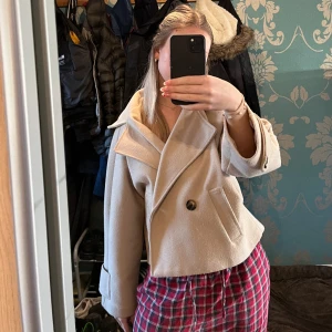 Kappa - Säljer en super fin kappa från missäy. Passar till allt och är lite oversize. Den är använd ett fåtal gånger säljer på grund av att den inte används.💓köparen betalar för frakten 🩷