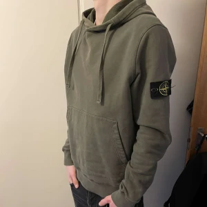 Stone Island hoodie  - Säljer en väldigt snygg Stone Island hoodie som är i väldigt bra skick! Storlek S!  Hör gärna av dig om du har frågor! 
