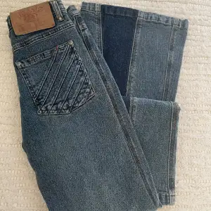 Så snygga och unika bootcut jeans i nyskick! Säljer de då de tyvärr är för små för mig.🩵