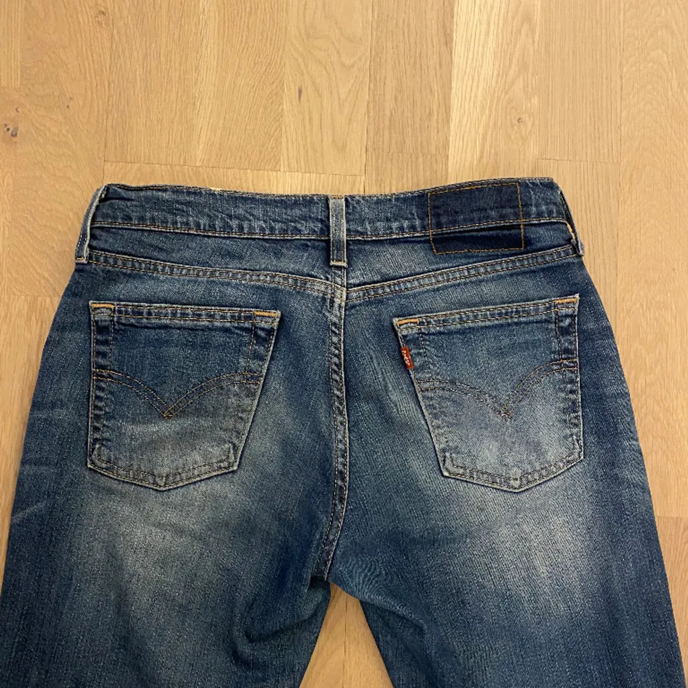 Superfina lågmidjade Levis jeans med midjemåttet 76cm och innerbenslängden 78cm💕 (skriv för mer bilder och info). Jeans & Byxor.